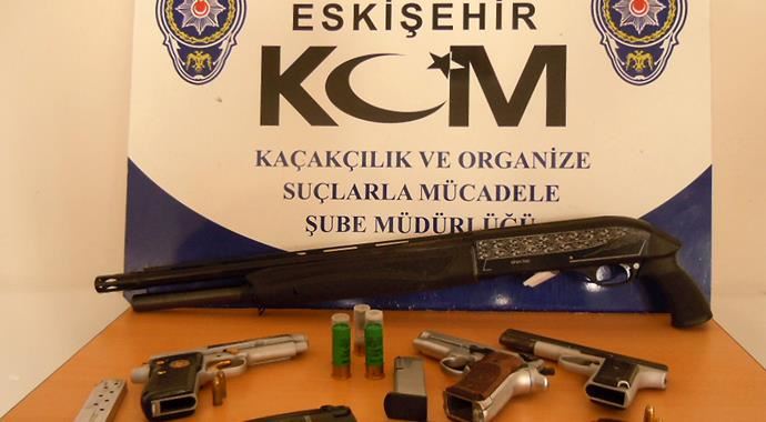 Eskişehir'de silah kaçakçılarına büyük vurgun Eskişehir'de silah kaçakçılarına büyük vurgun