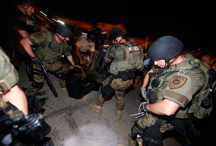 ABD&#039;de polis tarafından her hafta 2 siyah öldürülüyor!