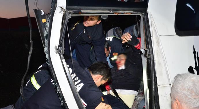 Adana'da feci kaza, yolcu otobüsü TIR'a çarptı: 2 ölü 12 yaralı Adana'da feci kaza, yolcu otobüsü TIR'a çarptı: 2 ölü 12 yaralı