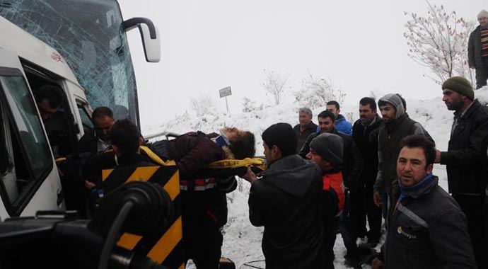 ÖĞRETMEN SERVİSİ İLE OTOBÜS ÇARPIŞTI: 2 ÖLÜ ÖĞRETMEN SERVİSİ İLE OTOBÜS ÇARPIŞTI: 2 ÖLÜ