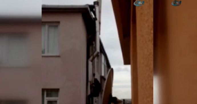 Kendini halatla çatıya bağlayan işçi yürekleri ağza getirdi! Kendini halatla çatıya bağlayan işçi yürekleri ağza getirdi!