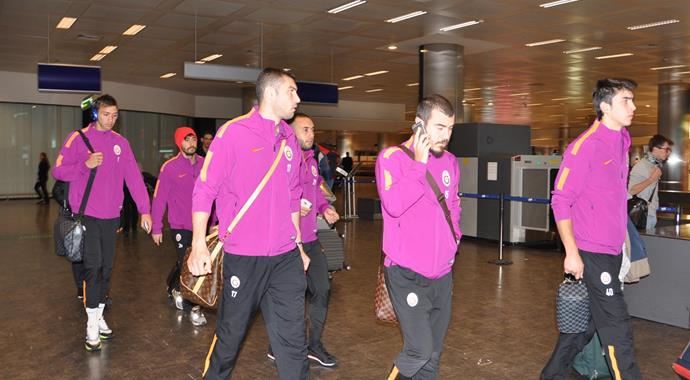 Galatasaray protestolarla karşılandı! Galatasaray protestolarla karşılandı!