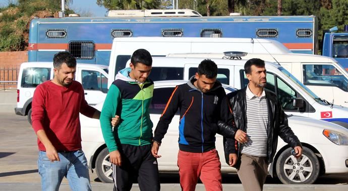 Uyuşturucu almak için 2 kadını gasp ettiler