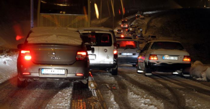 Kar yolları kapattı araçlar mahsur kaldı
