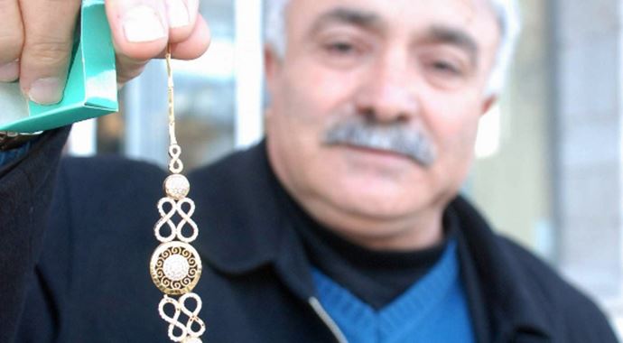 Bulduğu bilekliği sahibine ulaştırdı Bulduğu bilekliği sahibine ulaştırdı