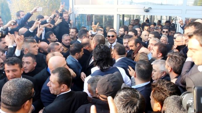Sedat Peker parti lideri gibi karşılandı Sedat Peker parti lideri gibi karşılandı