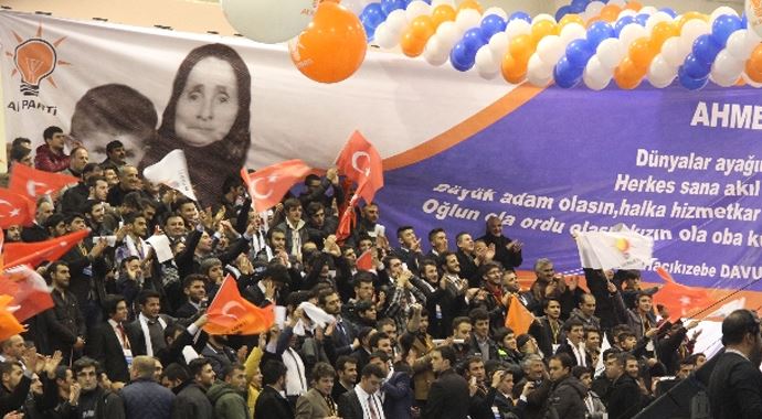 Davutoğlu'na özel pankart Davutoğlu'na özel pankart