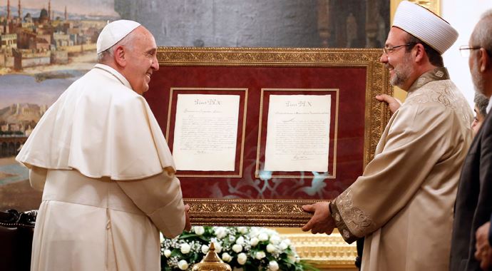 Görmez'den Papa'ya çok özel hediye Görmez'den Papa'ya çok özel hediye