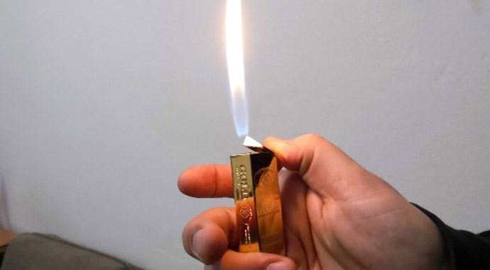 Böyle dolandırıcılık görülmedi! Çakmağı bakın ne diye sattı 