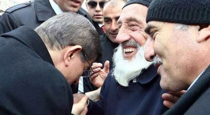 İşte Başbakan'ın elini öptüğü dede