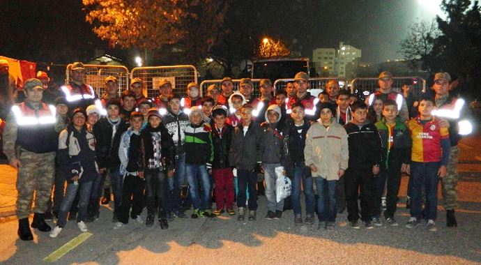 Jandarma başarılı öğrencileri Galatasaray maçına götürdü