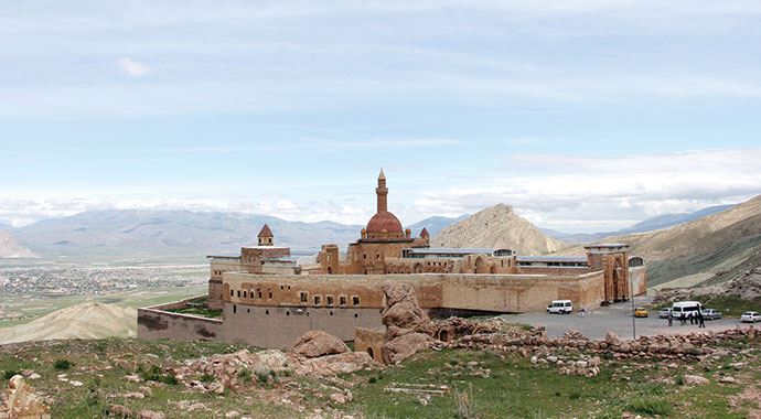 İshakpaşa Sarayı'nda 200 yıl sonra ezan sesi İshakpaşa Sarayı'nda 200 yıl sonra ezan sesi