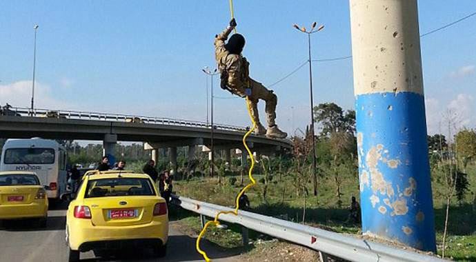 IŞİD militanları trafiğin ortasına böyle indi! IŞİD militanları trafiğin ortasına böyle indi!
