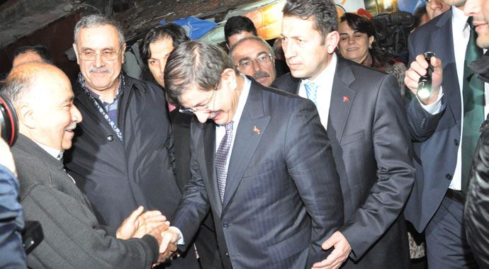 Davutoğlu da o köye kayıtsız kalmadı Davutoğlu da o köye kayıtsız kalmadı
