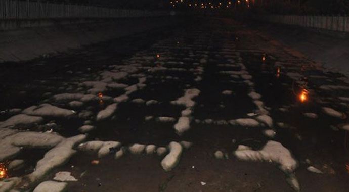 Sulama kanalı buz tuttu, görenler şaşkında döndü