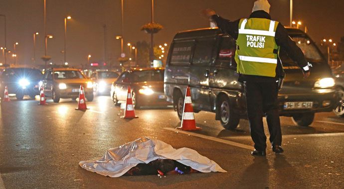 Çevre yolundan karşıya geçmek isteyen adam aracın altında kaldı Çevre yolundan karşıya geçmek isteyen adam aracın altında kaldı