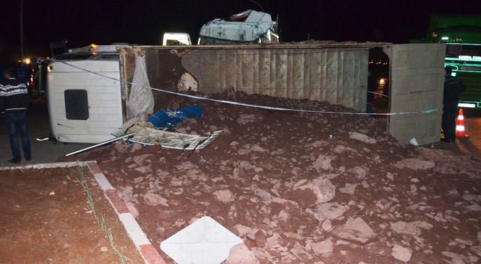 Tır ile kamyon çarpıştı, 1 ölü Tır ile kamyon çarpıştı, 1 ölü