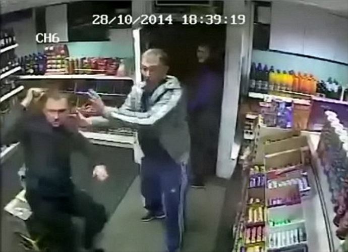 Saldırganlar kasiyeri böyle dövdü Saldırganlar kasiyeri böyle dövdü