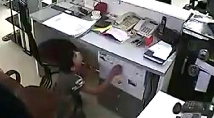 Akıllara durgunluk veren olay! Anne oğluna bakın ne yaptırdı Akıllara durgunluk veren olay! Anne oğluna bakın ne yaptırdı
