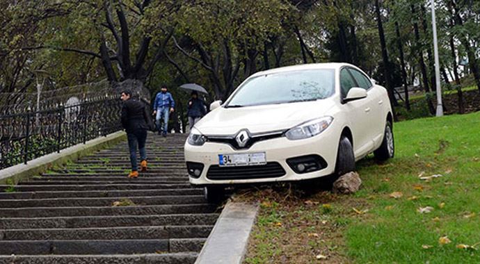 Terkedilmiş halde bulunan otomobil görenleri şaşkına çevirdi 