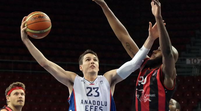 Anadolu Efes, Uşak Sportif'i farklı geçti Anadolu Efes, Uşak Sportif'i farklı geçti