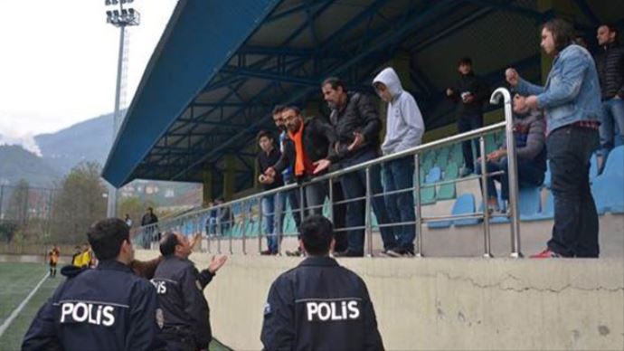 Maçta olay çıktı, polis havaya ateş açtı Maçta olay çıktı, polis havaya ateş açtı