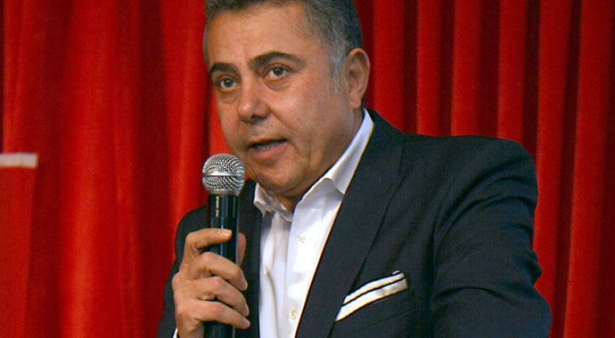 Hoşcan, Fenerbahçeli taraftarlarla tartıştı Hoşcan, Fenerbahçeli taraftarlarla tartıştı