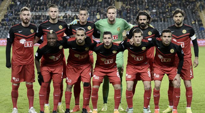 "Es-Es", "Üç Büyükler"e kök söktürdü "Es-Es", "Üç Büyükler"e kök söktürdü