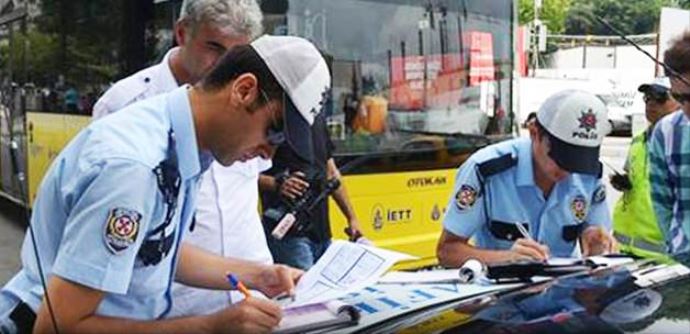 Trafik polisine park cezası kesildi Trafik polisine park cezası kesildi