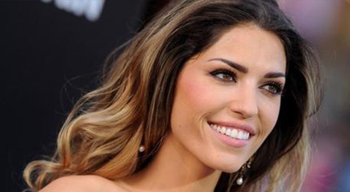 Yolanthe Cabau film setinde elini kırdı Yolanthe Cabau film setinde elini kırdı