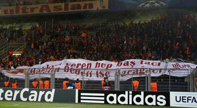 Galatasaray taraftarından futbolculara sert mesaj! Galatasaray taraftarından futbolculara sert mesaj!
