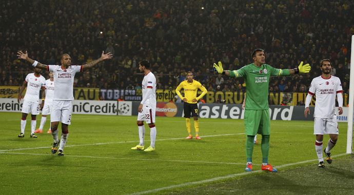 Galatasaraylı futbolcular taraftarı sakinleştirmeye çalıştı Galatasaraylı futbolcular taraftarı sakinleştirmeye çalıştı