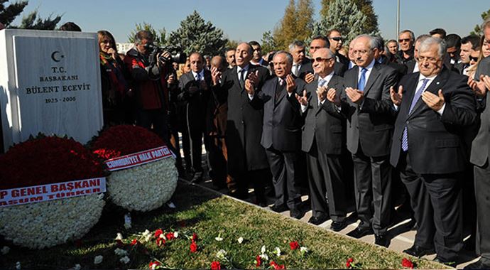 Bülent Ecevit mezarı başında anıldı! Bülent Ecevit mezarı başında anıldı!