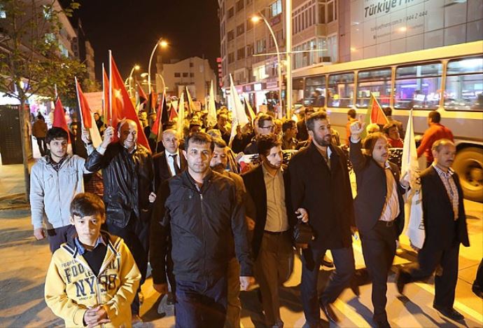 İsrail askerlerinin Mescid-i Aksa baskınına büyük protesto İsrail askerlerinin Mescid-i Aksa baskınına büyük protesto