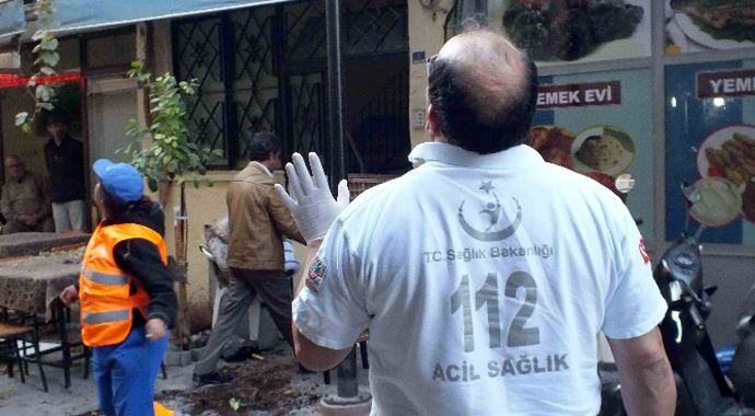 Cinnet getiren kadın mahalleyi savaş alanına çevirdi. Cinnet getiren kadın mahalleyi savaş alanına çevirdi.