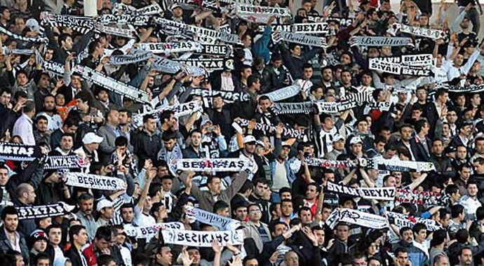 Beşiktaş taraftarından Emre Belözoğlu'na tepki Beşiktaş taraftarından Emre Belözoğlu'na tepki
