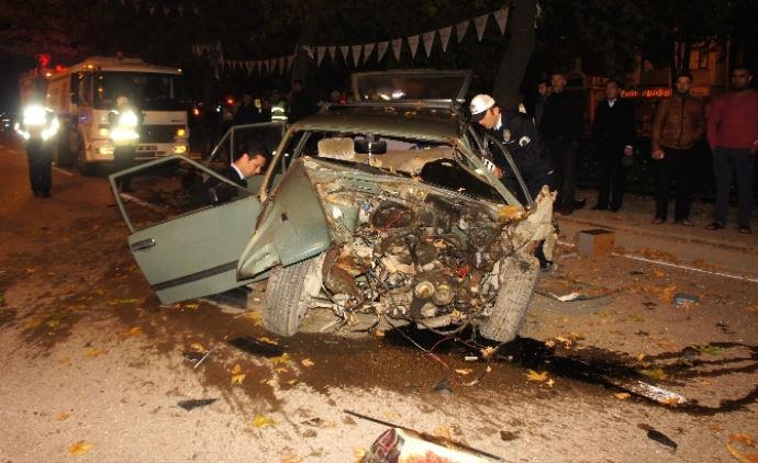 İkiye bölünen arabadan sağ çıktılar!