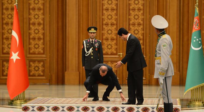 Erdoğan bayrağı yine yerde bırakmadı