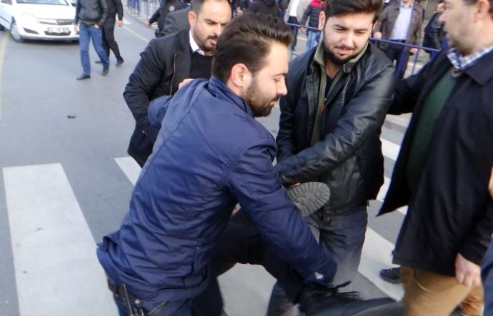 Çağlayan Adliyesi karıştı, 8 gözaltı var Çağlayan Adliyesi karıştı, 8 gözaltı var