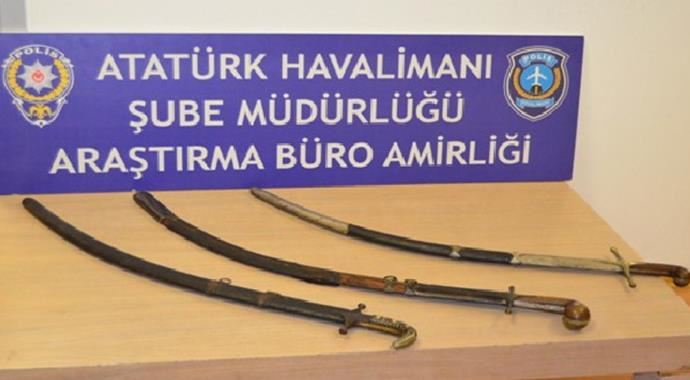 Atatürk Havalimanı'nda 3 tarihi kılıç ele geçirildi
