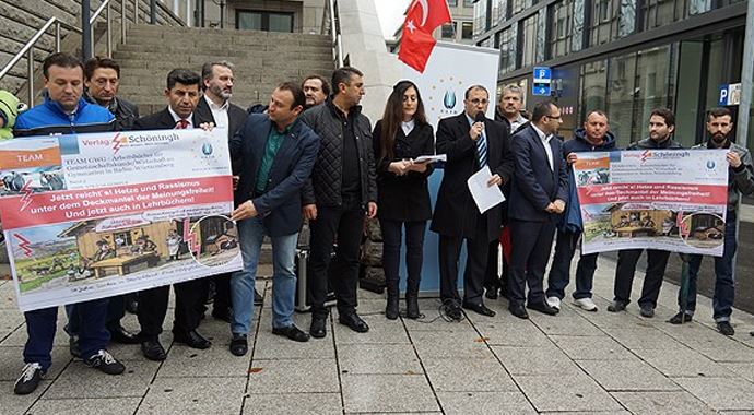 Berlin&#039;de o karikatüre protesto