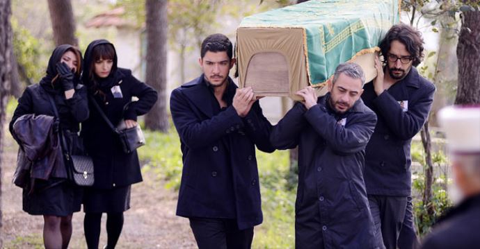Ulan İstanbul'un Karlos'u öldü, Yaren'in gözyaşları sel oldu Ulan İstanbul'un Karlos'u öldü, Yaren'in gözyaşları sel oldu