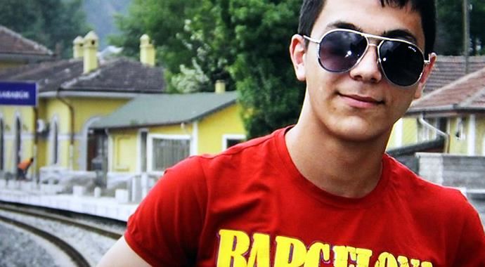 Raylarda müzik dinlerken trenin sesini duymadı Raylarda müzik dinlerken trenin sesini duymadı