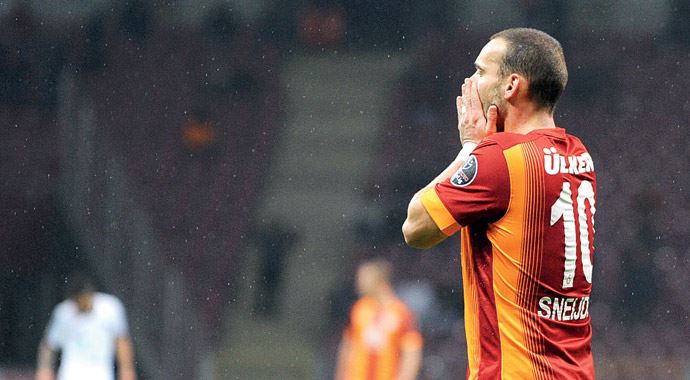 Sneijder&#039;in menajeri tehdit gibi açıklama: Parası ödenmezse gider