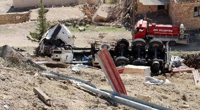 Mermer yüklü TIR uçuruma yuvarlandı Mermer yüklü TIR uçuruma yuvarlandı