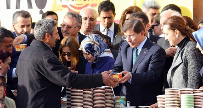 Başbakan Davutoğlu eşi ile birlikte aşure dağıttı