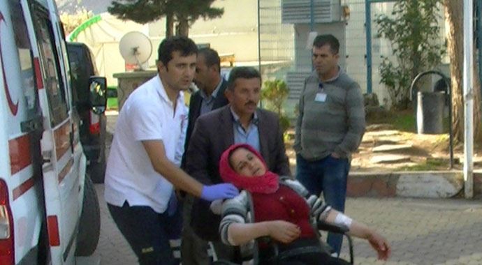 Otomobil şarampole yuvarlandı: 5 yaralı Otomobil şarampole yuvarlandı: 5 yaralı