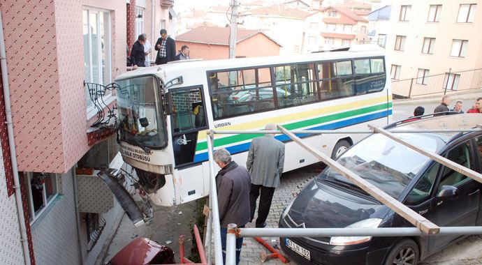 Freni patlayan halk otobüsü dehşet saçtı