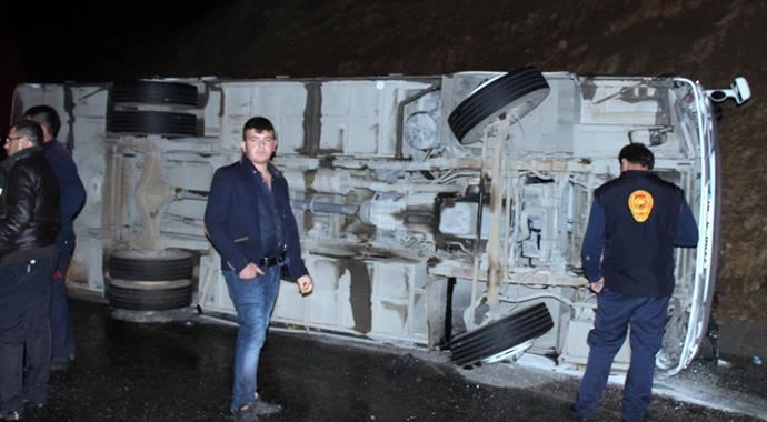 Burdur&#039;da midibüs şarampole devrildi. 25 yaralı