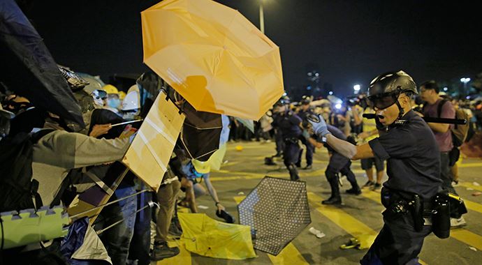 Hong Kong'da göstericilerle polis çatıştı, 40 yaralı Hong Kong'da göstericilerle polis çatıştı, 40 yaralı